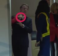 Cum explică Emmanuel Macron „palma” primită de la soția sa, Brigitte: „Toată lumea trebuie să se calmeze”